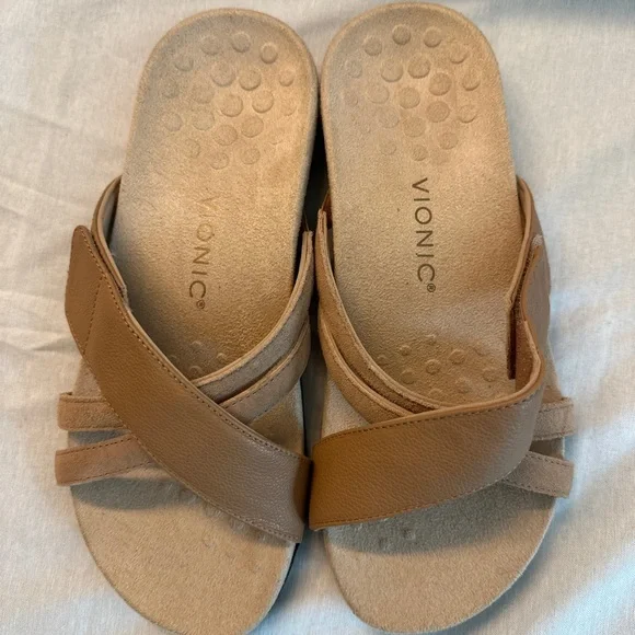 Vionic Zaire Tan/ Macaroon Sandals with Crisscross Straps and Cork Footbed NWOT - Picture 2 of 7